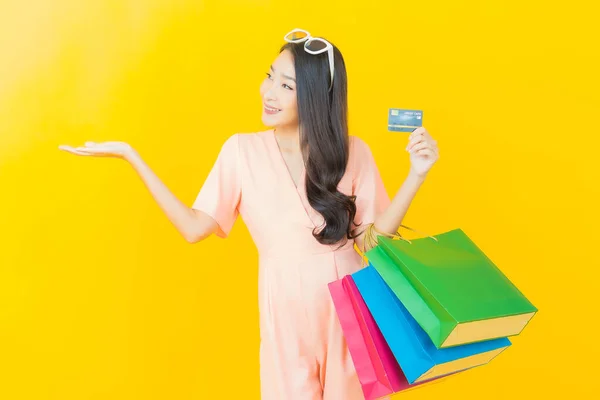 Ritratto Bella Giovane Donna Asiatica Sorriso Con Shopping Bag Sfondo — Foto Stock