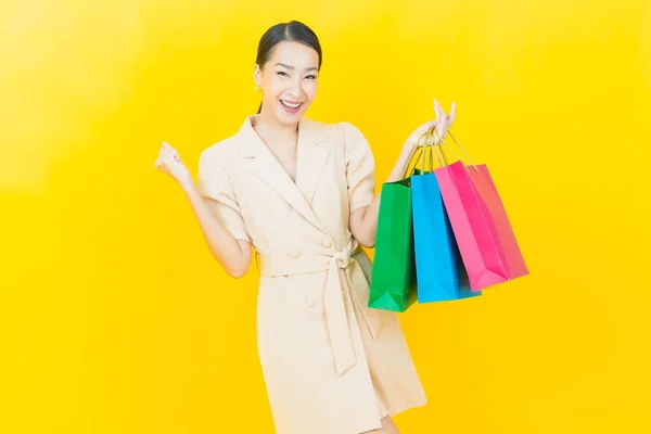 Retrato Hermosa Joven Mujer Asiática Sonrisa Con Bolsa Compras Fondo — Foto de Stock