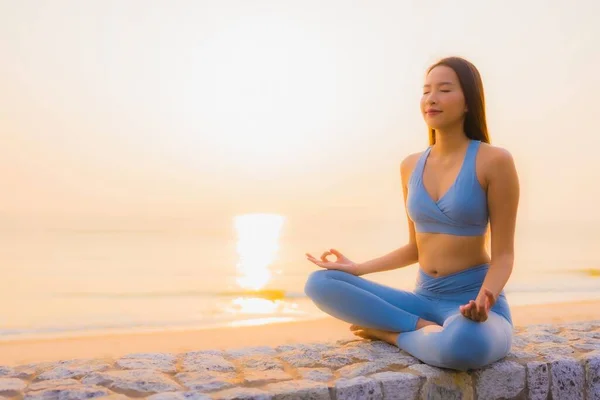 Portré Fiatal Ázsiai Nem Meditáció Körül Tenger Tengerpart Óceán Napkeltekor — Stock Fotó