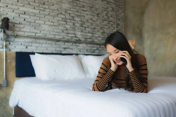 Ung Asiatisk Kvinna Som Använder Mobiltelefon Sängen Sovrummet Interiör — Stockfoto