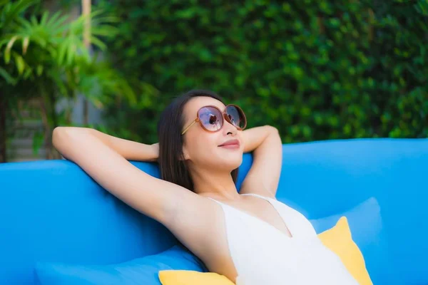 Retrato Bonito Jovem Asiático Mulheres Feliz Sorriso Relaxar Redor Piscina — Fotografia de Stock