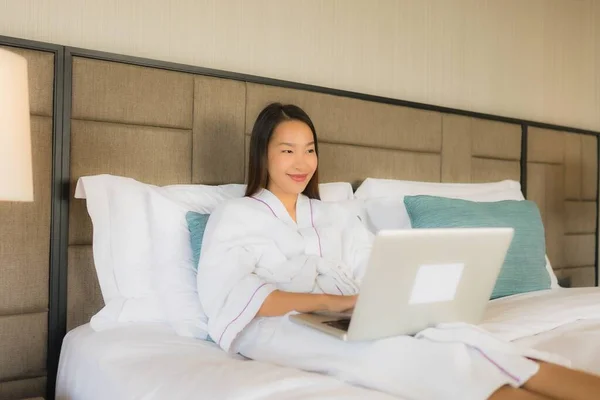 Porträt Schöne Junge Asiatische Frauen Mit Laptop Oder Computer Mit — Stockfoto