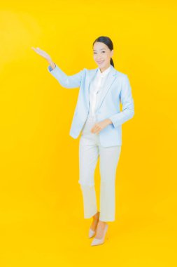 Portre güzel Asyalı kadın gülümsüyor. Renkli arka planda hareket var.