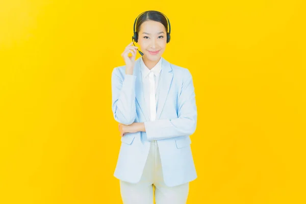 Portré Gyönyörű Fiatal Ázsiai Call Center Ügyfélszolgálat Központ Sárga Színű — Stock Fotó