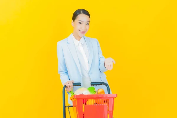 Portrait Belle Jeune Femme Asiatique Sourire Avec Panier Épicerie Supermarché — Photo
