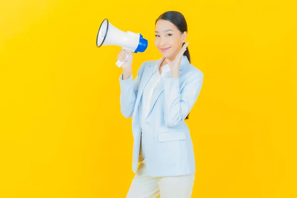 Portret Mooie Jonge Aziatische Vrouw Glimlach Met Megafoon Kleur Achtergrond — Stockfoto