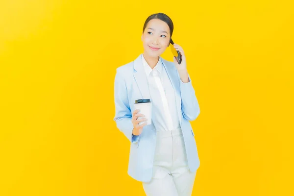 Portret Mooie Jonge Aziatische Vrouw Glimlach Met Slimme Mobiele Telefoon — Stockfoto