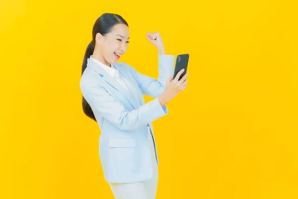 Porträt Schöne Junge Asiatische Frau Lächeln Mit Smartphone Auf Farbigem — Stockfoto