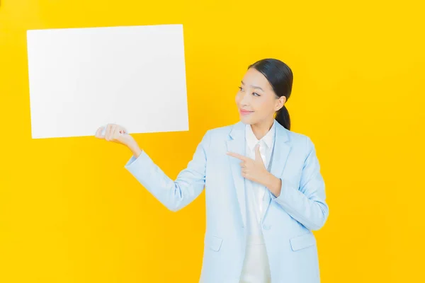 Retrato Hermosa Joven Asiática Mujer Con Vacío Blanco Cartel Color — Foto de Stock