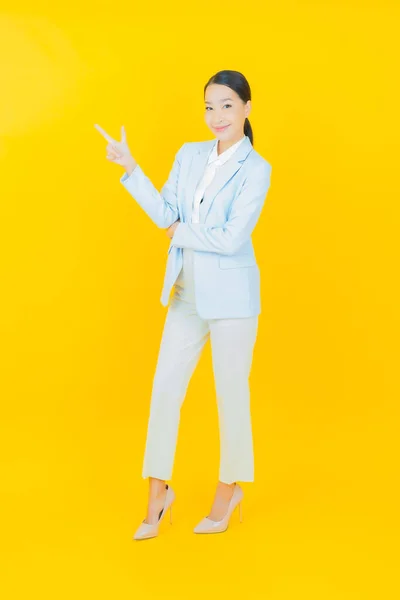 Retrato Bonito Jovem Asiático Mulher Sorriso Com Ação Cor Fundo — Fotografia de Stock