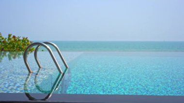 Güzel dalgalı denizin sakin görüntüleri.