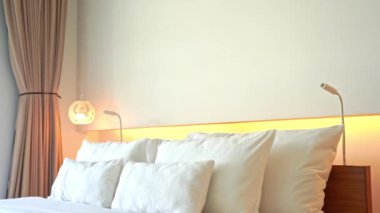 Oteldeki lüks mobilyalı yatak odasının görüntüleri.