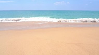 Güzel dalgalı denizin sakin görüntüleri.