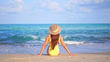 Yaz tatilinde deniz kıyısındaki Asyalı kadının görüntüleri.