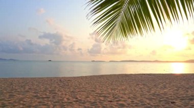 Güzel dalgalı denizin sakin görüntüleri.