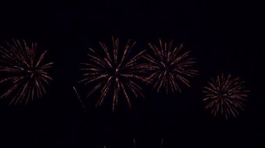 Gece gökyüzünde patlayan havai fişeklerin yakın çekim görüntüleri.