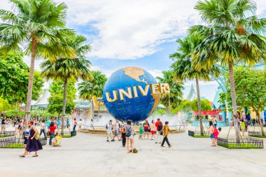 Singapur - 25 Haziran: turist ve pic alarak Tema parkı ziyaretçi
