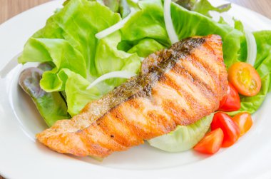 ızgara somon salata