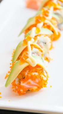 suşi plaka üzerinde