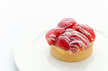 Çilekli tart üzerinde beyaz izole