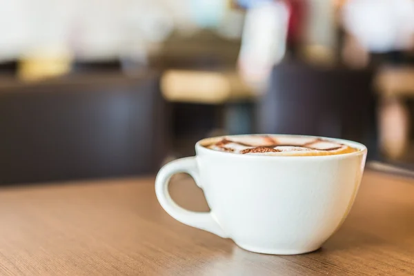 Kaffeetasse im Café-Interieur — Stockfoto