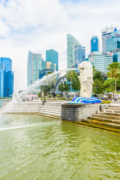 सिंगापुर स्काईलाइन के खिलाफ मरीना बे में सिंगापुर मर्लियन का दृश्य — स्टॉक फ़ोटो, इमेज