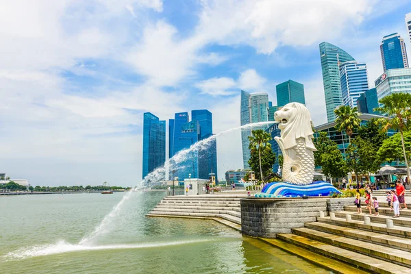 Вид на Сінгапур Мерліон в marina bay проти Сінгапура — стокове фото