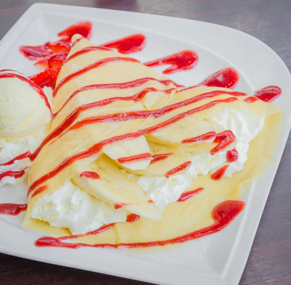 Strawberry crepe dessert — Stock Photo, Image