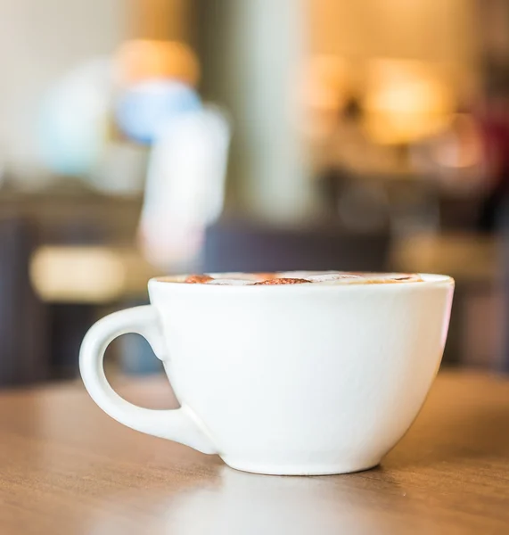 Coffee cup in coffee shop interior — Stock Photo, Image