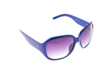 Güneş gözlüğü beyaza izole edilmiş