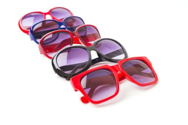 Güneş gözlüğü beyaza izole edilmiş