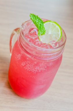 pembe limonata suyu kokteyli