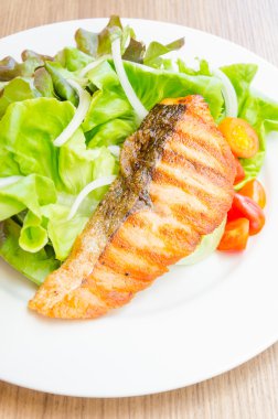 ızgara somon salata