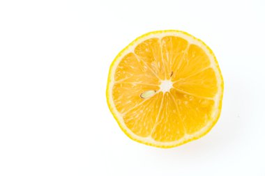 Limon beyazda izole