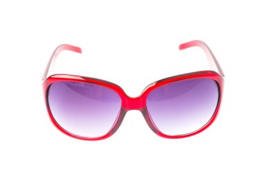 Güneş gözlüğü beyaza izole edilmiş