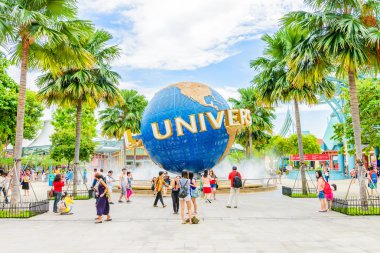 Singapur - 25 Haziran: turist ve pic alarak Tema parkı ziyaretçi