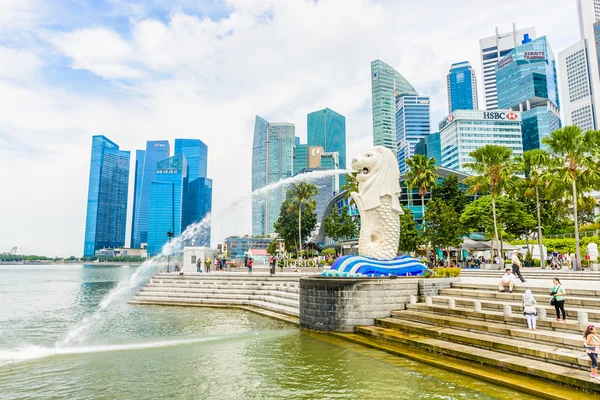 Singapore merlion an der Marina Bay gegen singapore skyline — Stockfoto