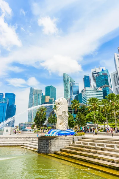 Singapur merlion v marina bay proti panoráma Singapuru — Stock fotografie