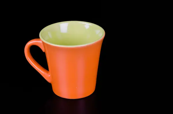 Tasse auf schwarzem Hintergrund — Stockfoto