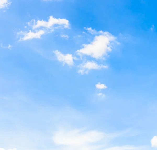 Wolk op blauwe lucht — Stockfoto