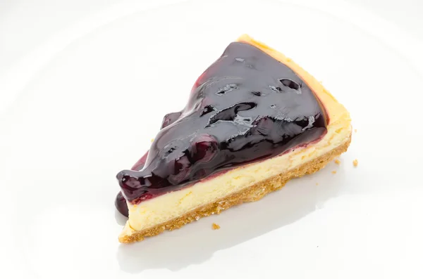 Blaubeer-Käsekuchen isoliert weißen Hintergrund — Stockfoto