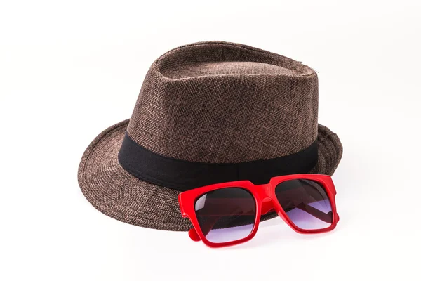Chapéu, óculos de sol isolados em branco — Fotografia de Stock