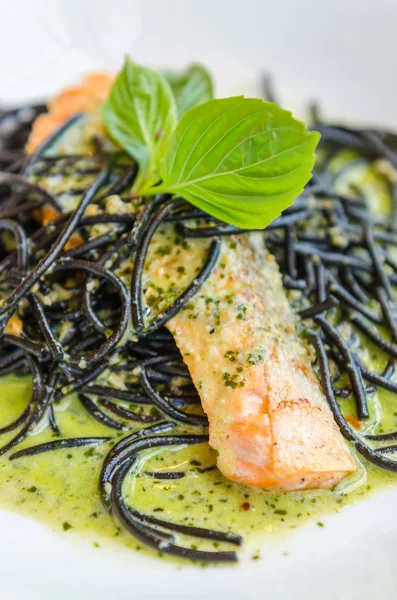 Pastas negras de salmón — Foto de Stock