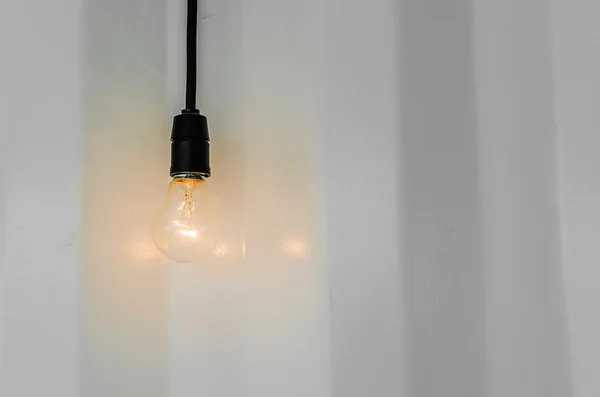 Light bulb shines — Stock Photo, Image