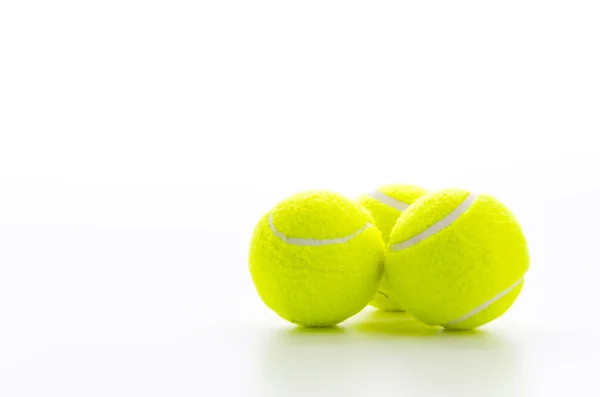Tennisbälle isoliert auf weiß — Stockfoto