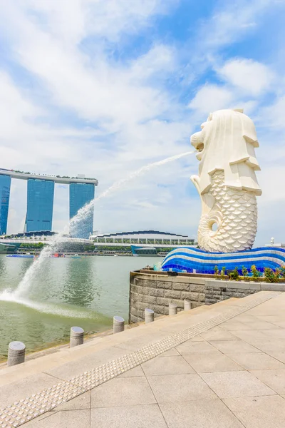 Singapur Merlion en Marina Bay contra el horizonte de Singapur —  Fotos de Stock