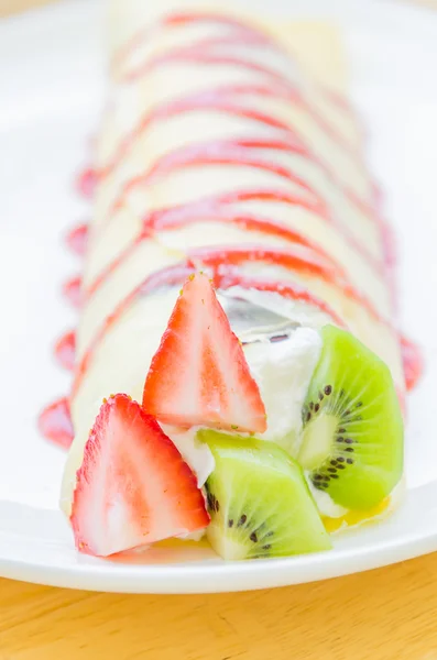 Gâteau de crêpe aux fruits — Photo