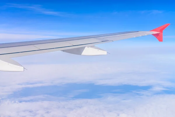 Kijken via venster vliegtuig tijdens de vlucht in vleugel met een nic — Stockfoto