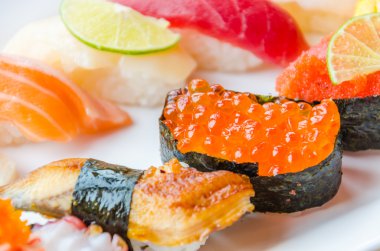 suşi plaka üzerinde