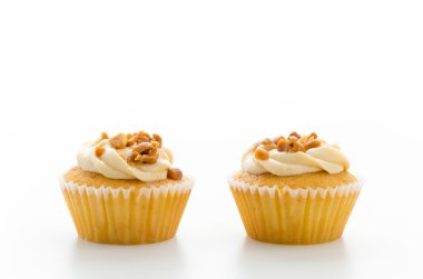 Beyaz arka plan üzerinde izole fındık cupcake